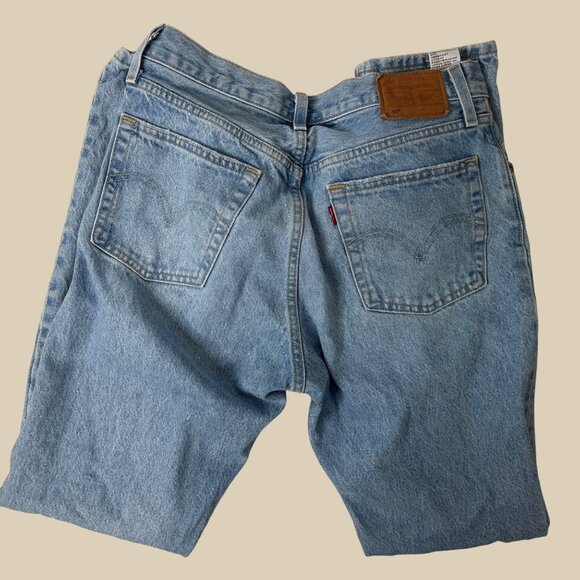Levis 501 Womens Premium Original Fit Mom Jean Medium Wash Button Fly Size 27x32 - Picture 10 of 11